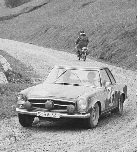 Eugen Böhringer und Klaus Kaiser auf Mercedes-Benz 230 SL sind die Sieger der Rallye Lüttich - Sofia - Lüttich, 1962.